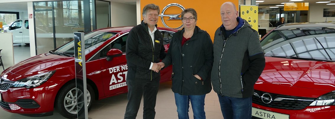 "Willkommen zum Angrillen", begr&uuml;&szlig;te OPEL-Centerleiter Achit T&ouml;lle in Nordhausen die Kunden.