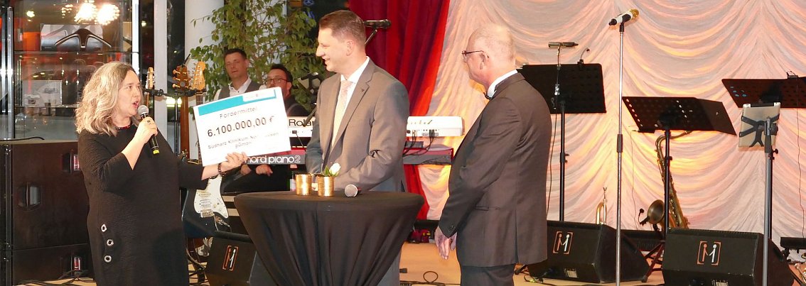 Einen 6,1 Millionen-Euro-Scheck f&uuml;r einen Hybrid-OP &uuml;bergab Ministerin Heike Werner an die Gesch&auml;ftsf&uuml;hrer des S&uuml;dharz-Klinikums Guido Hage und Dr. Matthias Brucke.