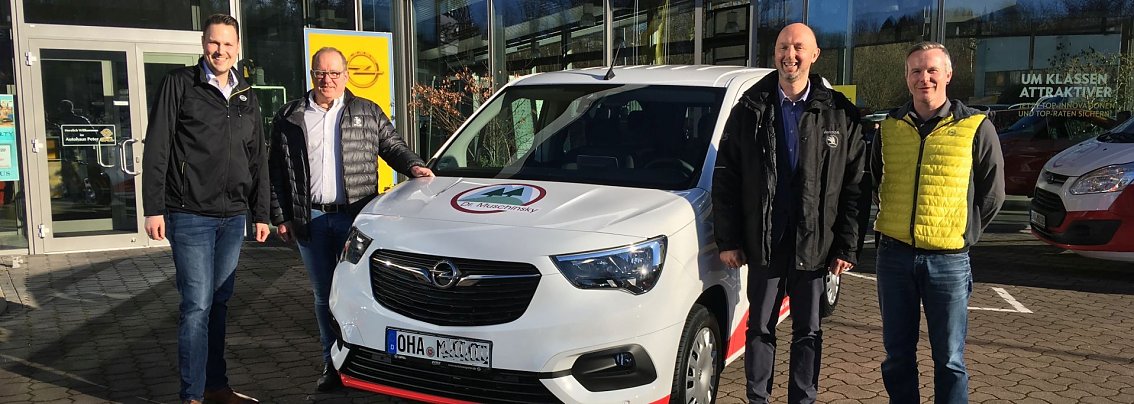 Fahrzeug&uuml;bergabe im OPEL-Haus in Osterode. Im Bild von links: Dominik Metzen, Frank Muschinsky, Michael Pape (Skoda), der das Gesch&auml;ft vermittelt hatte, und Centerleiter Martin Lohoff.