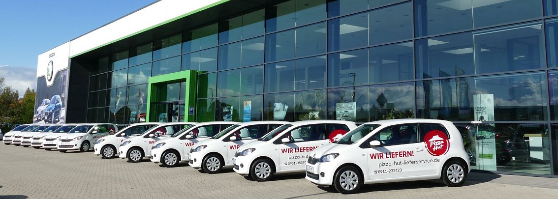 Jetzt noch vor der Skoda-Autowelt - morgen schon in Deutschlands S&uuml;den: Zw&ouml;lf Skoda Citigo sind demn&auml;chst als Lieferfahrzeuge f&uuml;r Pizza-Hut in Bayern, Hessen und Sachsen unterwegs. 