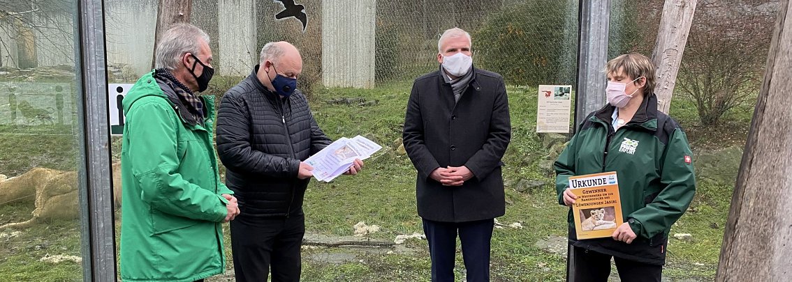 Helmut Peter (2.v.l.) erhielt gerade die Patenschaftsurkunden &uuml;ber L&ouml;wenvater Aslam und seine drei Jungen.