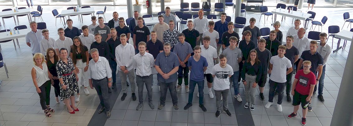 Willkommen in der Peter-Gruppe! - 40 neue Azubis wurden am 29. Juli von den Gesch&auml;ftsf&uuml;hrern Helmut und Andreas Peter im Junge-Sterne-Center begr&uuml;&szlig;t.
