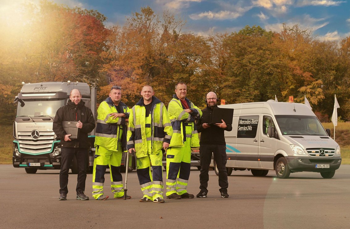 Drei M&auml;nner � ein Wort! Sie sind zur Stelle, wenn professionelle Pannenhilfe rund um die Uhr gefragt ist: Ferry Hoffer, Patrick Walter und Andr&eacute; Dorant (in Gelb v.l.). Torsten Meyer (links) und Matthias Richter (rechts) lenken, leiten und unterst&uuml;tzen im Hintergrund.