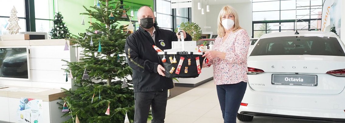 "Dankesch&ouml;n, liebe Kinder!", rief SKODA-Centerleiter Torsten Wiesner den kreativen Kita-Kindern aus Bielen zu. Als &Uuml;berraschung &uuml;berreichte er an Doreen Apel einen Korb mit kleinen &Uuml;berraschungen. 