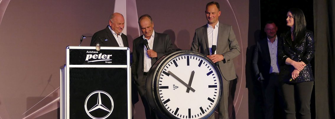 Gleicher Standort, aber neues Leben! Im neuen Autohaus wird die Werks-Uhr des VEB M&uuml;hlenbau weiterschlagen und den Takt angeben. Abriss-K&ouml;nig Jochen Kaiser lie&szlig; sie aufarbeiten und &uuml;bergab sie als Geschenk.