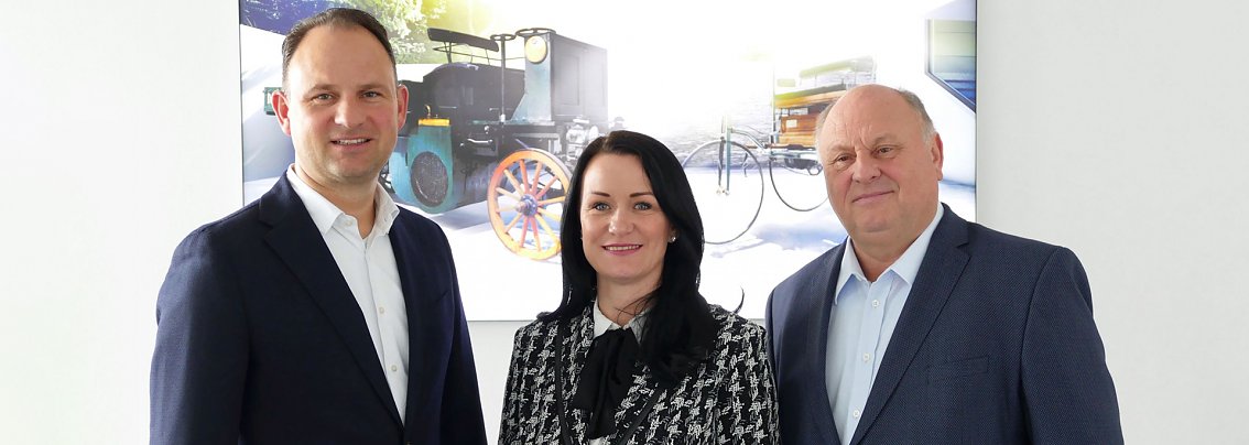 Andreas (l.) und Helmut Peter mit Christina Dost.