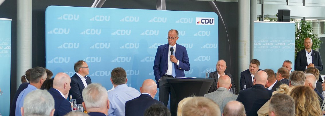 Spannende politische Diskussionen bei CDU-Veranstaltung im Autohaus (Foto: )