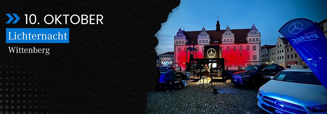 Ank&uuml;ndigung f&uuml;r die Lichternacht in Wittenberg am 10. Oktober. Links auf schwarzem Hintergrund steht der Text: �10. Oktober � Lichternacht Wittenberg�. Rechts im Bild der Marktplatz von Wittenberg bei D&auml;mmerung: Das historische Rathaus ist in Rot angestrahlt, davor mehrere beleuchtete Mercedes-Benz Fahrzeuge und ein Stand des Autohauses Peter mit gro&szlig;em Mercedes-Stern.