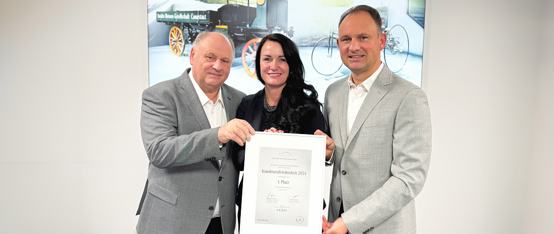 Die Geschäftsführer der Autohaus Peter GmbH  Helmut Peter, Christina Dost und Andreas Peter (von links nach rechts)  präsentieren stolz die Urkunde für den 1. Platz in der Kategorie „Kundenzufriedenheit 2024“.  (Foto: Autohaus Peter)