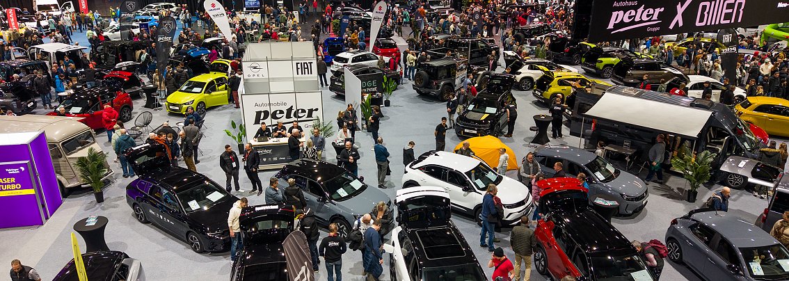 Messehalle von oben fotografiert mit verschiedenen Ausstellern und vielen Fahrzeugen.