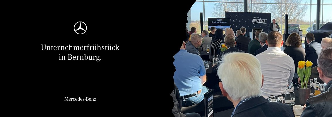 Die Teilnehmer des Unternehmerfr&uuml;hst&uuml;cks im Autohaus Peter in Bernburg beim Netzwerken zwischen den neuesten Modellen.