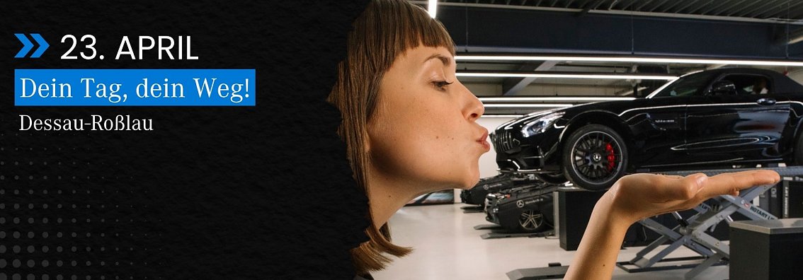 Foto eines M&auml;dchens in der Werkstatt, die so tut als ob sie ein Pkw k&uuml;sst.