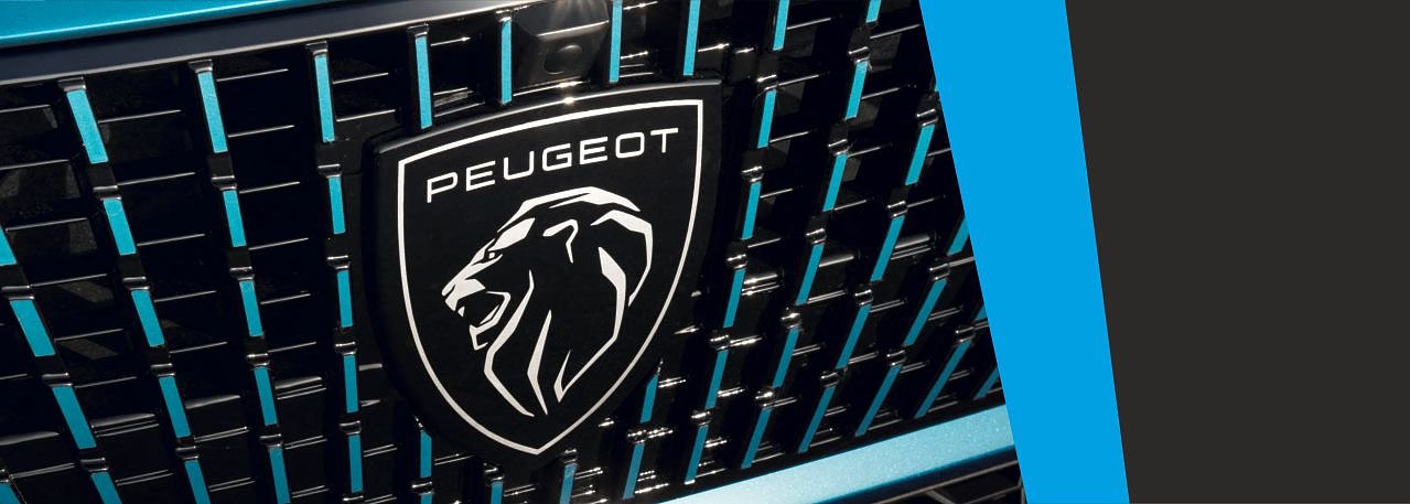 PEUGEOT-MODELLE - Nahaufnahme des Peugeot-Logos mit L&ouml;wenkopf auf einem schwarzen K&uuml;hlergrill.