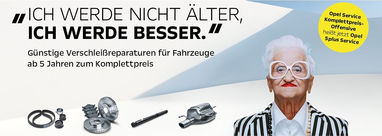 Werbebild mit älterer Dame in großem Brillenrahmen und gestreiftem Blazer, daneben Autoteile; Text: „Ich werde nicht älter, ich werde besser.“ und Hinweis auf günstige Verschleißreparaturen ab 5 Jahren. Gelber Kreis mit Hinweis: „Opel Service Komplettpreis-Offensive heißt jetzt Opel 5plus Service“