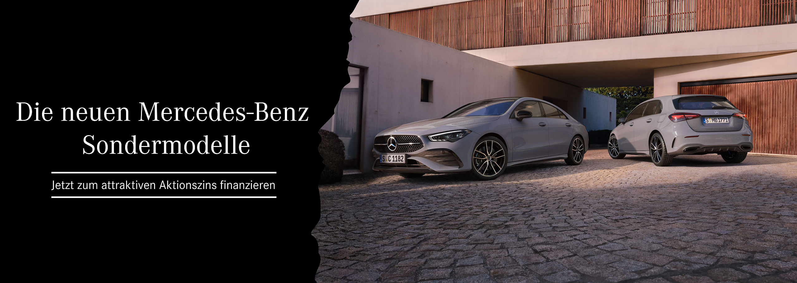 Zwei alpingraue Mercedes-Benz Sondermodelle parken vor einem modernen Haus. Links ist eine Limousine zu sehen, rechts ein Kompaktmodell. Text: „Die neuen Mercedes-Benz Sondermodelle. Jetzt zum attraktiven Aktionszins finanzieren.“