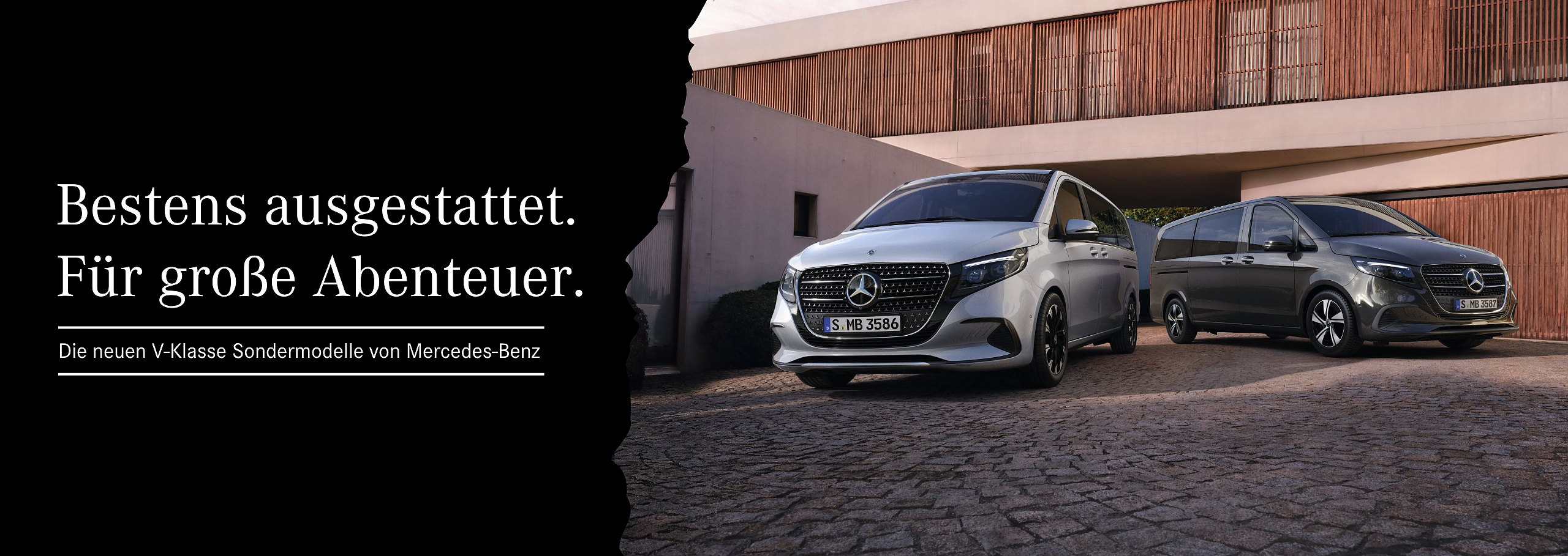 Zwei Mercedes-Benz V-Klasse Sondermodelle parken auf einer eleganten Einfahrt vor einem modernen Gebäude mit Holzverkleidung. Links steht ein V-Klasse Modell in Hochglanz-Silber mit sportlichem Kühlergrill, rechts ein Modell in Graphitgrau Metallic.