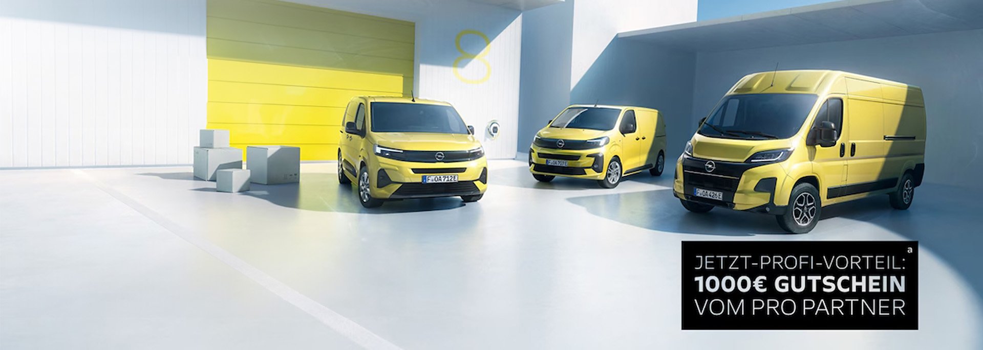 Drei gelbe Opel-Transporter stehen nebeneinander in einem modernen, hellen Hof mit weißem Boden und gelben Akzenten an den Wänden. Links ein kleiner Kastenwagen, in der Mitte ein mittelgroßer Van, rechts ein großer Transporter. Im Vordergrund rechts ein schwarzes Textfeld mit der Aufschrift: „Jetzt-Profi-Vorteil: 1000  Gutschein vom Pro Partner“