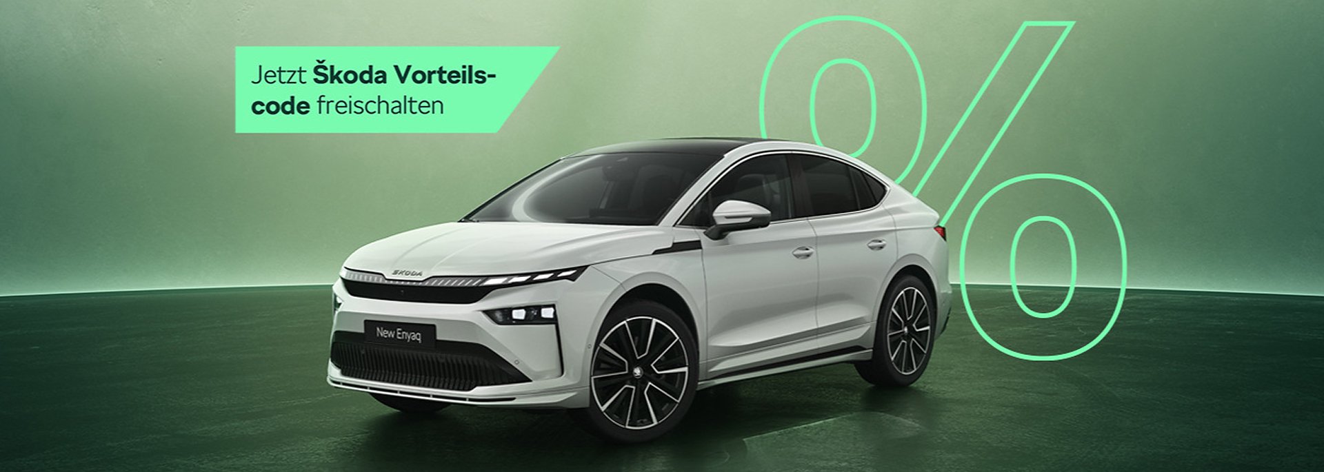 Grafik mit weißem Skoda Enyaq Coupé auf grünem Hintergrund mit Prozentzeichen