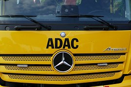Frontansicht eines gelben Mercedes-Benz Abschleppwagens mit großem schwarzen ADAC-Schriftzug und Mercedes-Stern in der Mitte des Kühlergrills. Rechts das Modellzeichen „Atego“. (Foto: Fischer/Autohaus Peter)