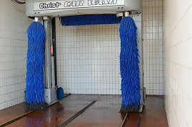Moderne Waschanlage im Mercedes-Benz Autohaus Bernburg mit blauen Rundbürsten und weißen Kachelwänden. (Foto: Fischer/Autohaus Peter)