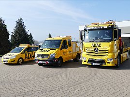 Drei gelbe ADAC-Fahrzeuge vom Autohaus Peter in Nordhausen nebeneinander geparkt. Links ein ADAC-Pannenhilfe-Pkw, in der Mitte ein Transporter, rechts ein großer Abschlepp-Lkw mit der Aufschrift „Autohaus Peter“. Im Hintergrund Bäume und ein Werkstattgebäude. (Foto: Autohaus Peter GmbH)