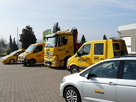 Mehrere gelbe ADAC-Fahrzeuge des Autohaus Peter stehen in einer Reihe auf einem Hof in Nordhausen. Im Vordergrund ein silbernes ADAC ClubMobil, dahinter verschiedene Pannen- und Abschleppfahrzeuge mit "ADAC" und "Peter" Beschriftung. Im Hintergrund Bäume und Gebäudeteile. (Foto: Autohaus Peter GmbH )
