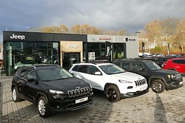 Jeep-, Dodge- und RAM-Autohaus mit moderner Glasfassade in Nordhausen, davor mehrere geparkte Jeep-Fahrzeuge in Schwarz und Weiß auf gepflastertem Hof. (Foto: Fischer/Autohaus Peter)