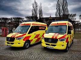 &Uuml;bergabe von zwei Rettungsfachzeugen des Typs Mercedes-Sprinter