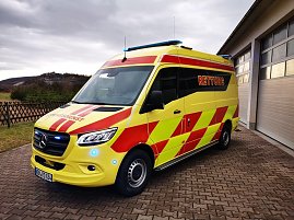 &Uuml;bergabe von zwei Rettungsfachzeugen des Typs Mercedes-Sprinter