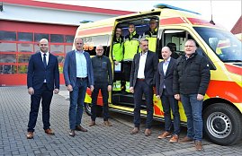 &Uuml;bergabe von zwei Rettungsfachzeugen des Typs Mercedes-Sprinter