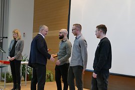 Zeugnis&uuml;bergabe an unsere Mechatroniker-Gesellen