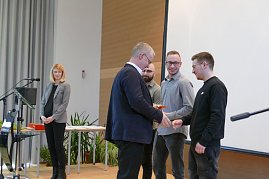 Zeugnis&uuml;bergabe an unsere Mechatroniker-Gesellen