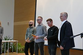 Zeugnis&uuml;bergabe an unsere Mechatroniker-Gesellen