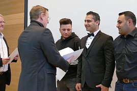 Zeugnis&uuml;bergabe an unsere Mechatroniker-Gesellen