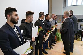 Zeugnis&uuml;bergabe an unsere Mechatroniker-Gesellen