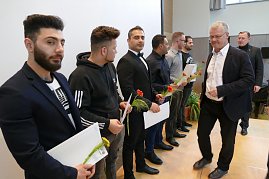 Zeugnis&uuml;bergabe an unsere Mechatroniker-Gesellen