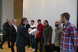 Zeugnis&uuml;bergabe an unsere Mechatroniker-Gesellen