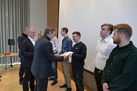 Zeugnis&uuml;bergabe an unsere Mechatroniker-Gesellen