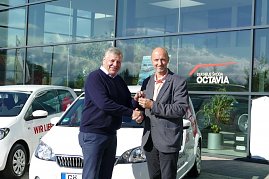 Gesch&auml;ftsf&uuml;hrer Dieter Langer von der DLS Restaurants GmbH erh&auml;lt symbolisch von Verkaufsberater Michael Pape den ersten Schl&uuml;ssel.