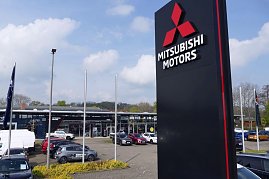 Außenansicht des Peter-Mehrmarkenhauses in Göttingen mit großem Mitsubishi-Motors-Schild im Vordergrund und mehreren Fahrzeugen auf dem Parkplatz. (Foto: Fischer/Autohaus Peter)