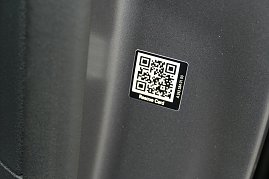 Rettungssticker mit dem QR-Code f&uuml;r das Rettungsdatenblatt in der B-S&auml;ule. Testen Sie es HIER! 