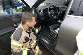 Mit einem kr&auml;ftigen Ruck kann man ein verbogenes Pedal auch richten. Auch der Fensterrahmen kann mit dem Gurt als Zugverst&auml;rkung benutzt werden.