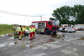 An anderen Stationen &uuml;bten die Rettungskr&auml;fte das &Ouml;ffnen von Fahrzeugen und das Bergen aus verunfallten Fahrzeugen.