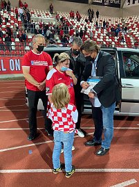 Impressionen von der Fahrzeug&uuml;bergabe in der RWE-Fankurve des Steigerwaldstadions