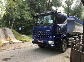 Eindr&uuml;cke vom Fahrzeugtest unter m&ouml;glichen Extrembedingungen einer Baustelle. Besondere Herausforderung: verschlei&szlig;freies Anhalten und Anfahren am Berg.
