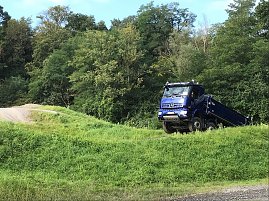 Eindr&uuml;cke vom Fahrzeugtest unter m&ouml;glichen Extrembedingungen einer Baustelle. Besondere Herausforderung: verschlei&szlig;freies Anhalten und Anfahren am Berg.