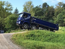 Eindr&uuml;cke vom Fahrzeugtest unter m&ouml;glichen Extrembedingungen einer Baustelle. Besondere Herausforderung: verschlei&szlig;freies Anhalten und Anfahren am Berg.