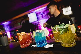 Gebrauchtwagen Award 2024 - Zum Ansto&szlig;en gab es Signature-Cocktails in den Logofarben der Sponsoren Dekra, Real Garant und Santander.