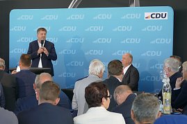 Spannende politische Diskussionen bei CDU-Veranstaltung im Autohaus (Foto: )