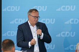 Spannende politische Diskussionen bei CDU-Veranstaltung im Autohaus (Foto: )